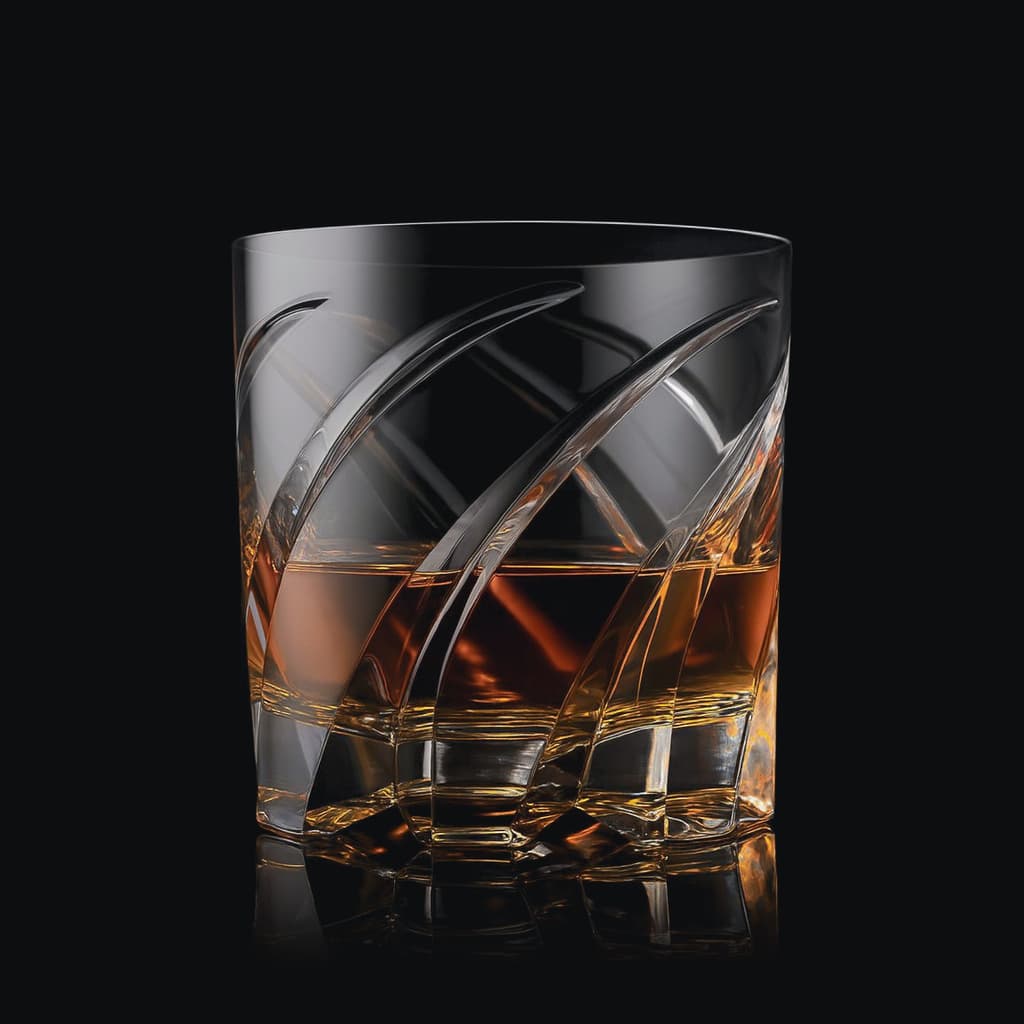 SHTOX Edgewave tumbler with whisky, on black