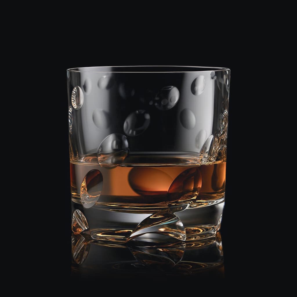 SHTOX Rain tumbler with whisky, on black