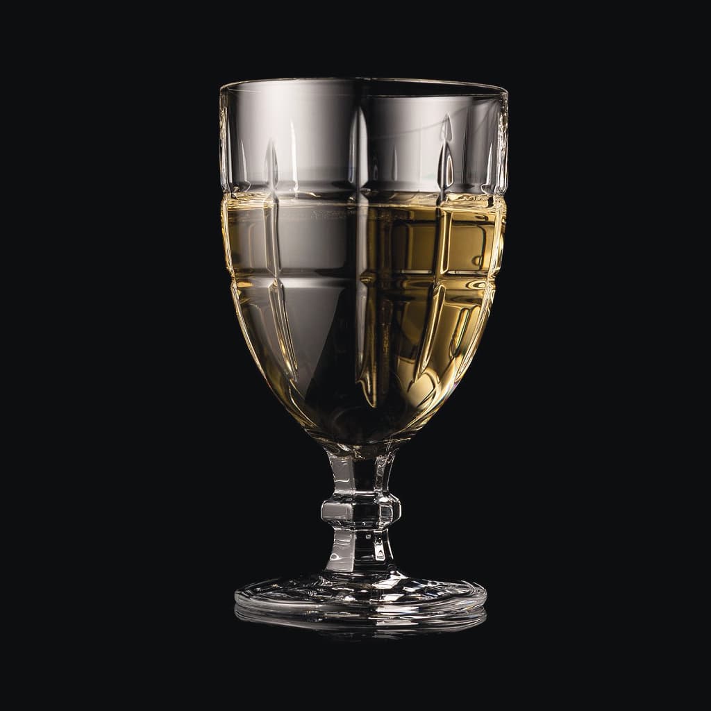 SHTOX Meridian wine glass with white wine, on black